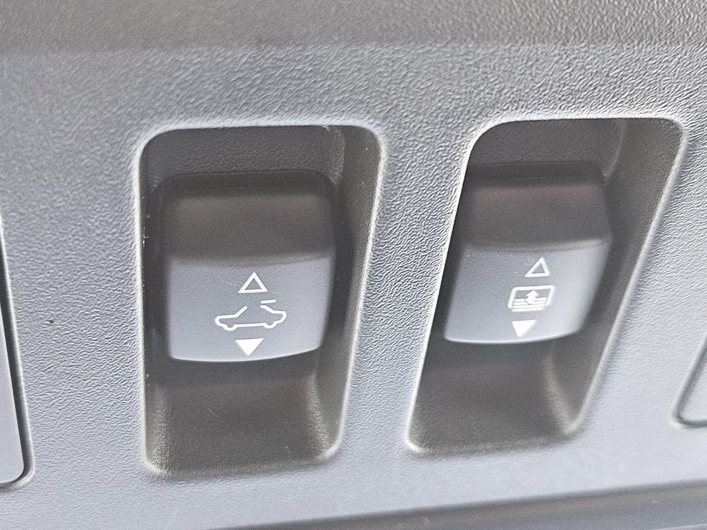 2024 Brilliant Silver Metallic Nissan Pathfinder SL 4X4 SUV