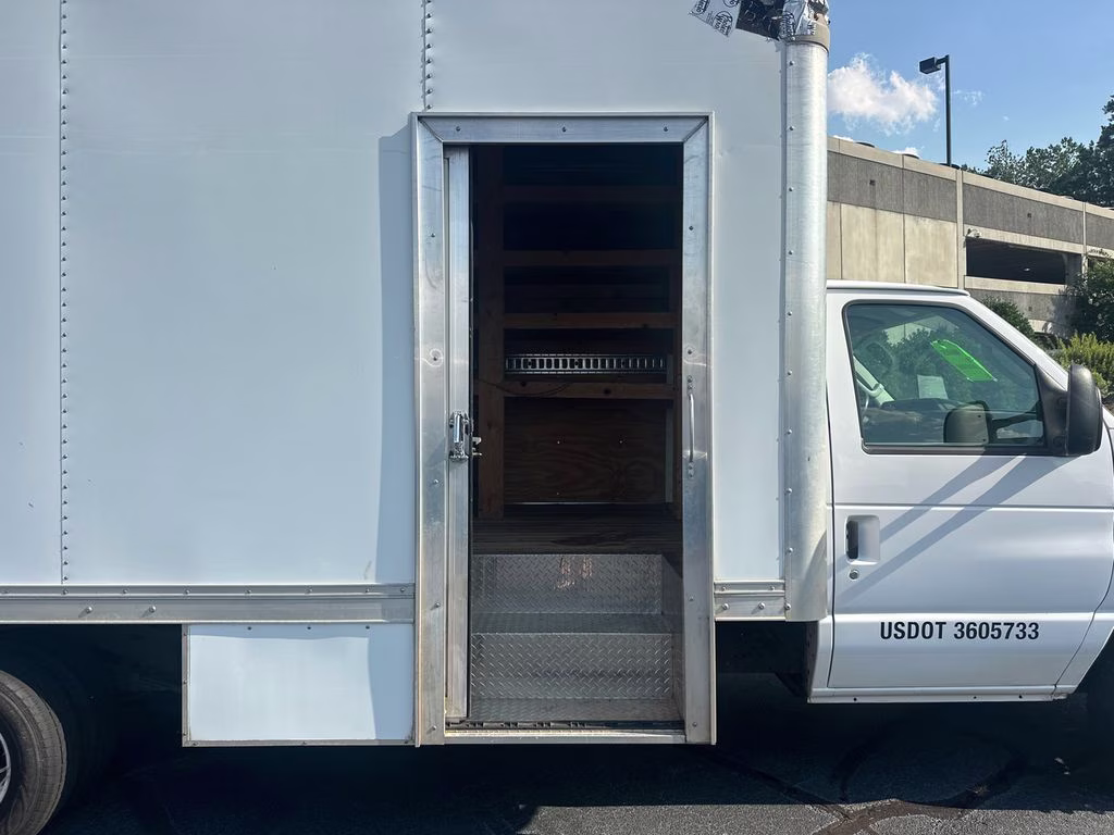 2019 Oxford White Ford E-450SD Base RWD Truck