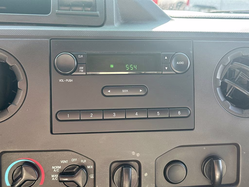 2019 Oxford White Ford E-450SD Base RWD Truck