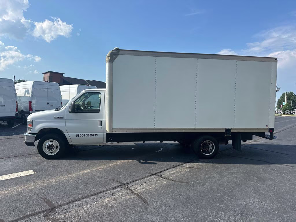 2019 Oxford White Ford E-450SD Base RWD Truck
