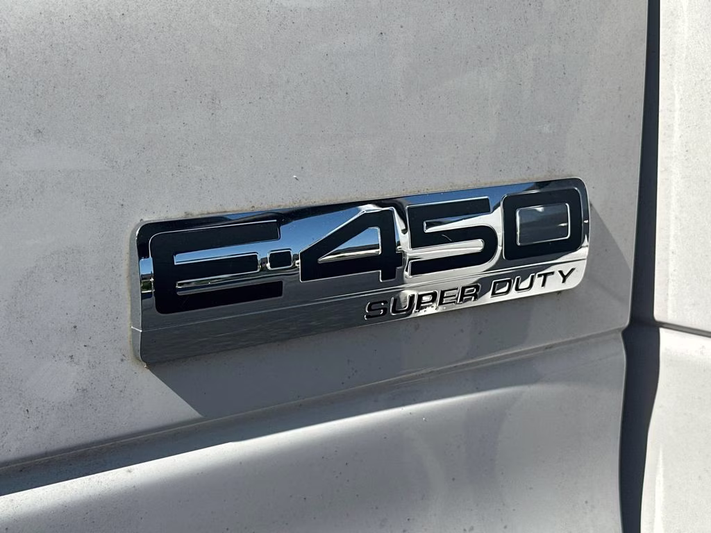 2019 Oxford White Ford E-450SD Base RWD Truck