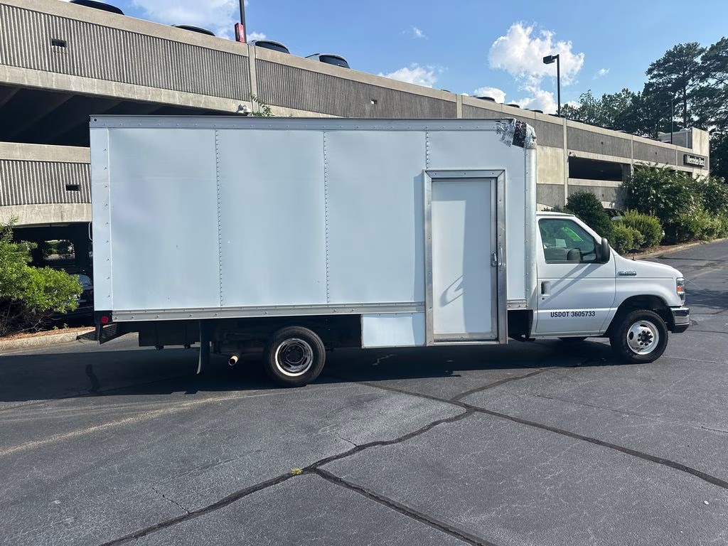2019 Oxford White Ford E-450SD Base RWD Truck