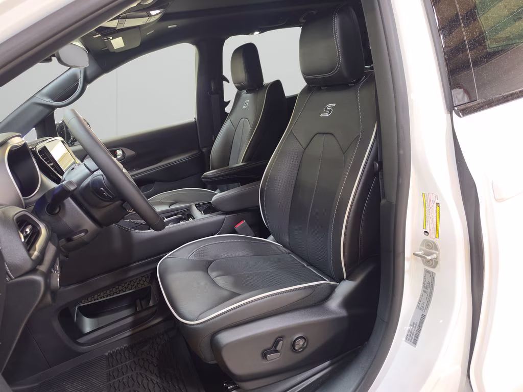 2027 Bright White Clearcoat Chrysler Pacifica Limited AWD Van