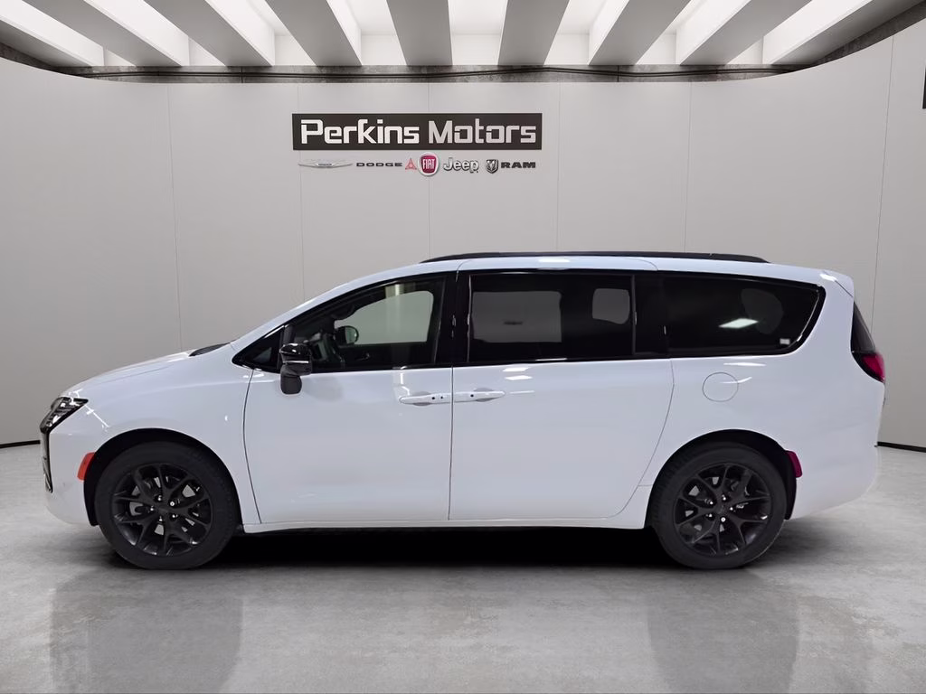 2027 Bright White Clearcoat Chrysler Pacifica Limited AWD Van