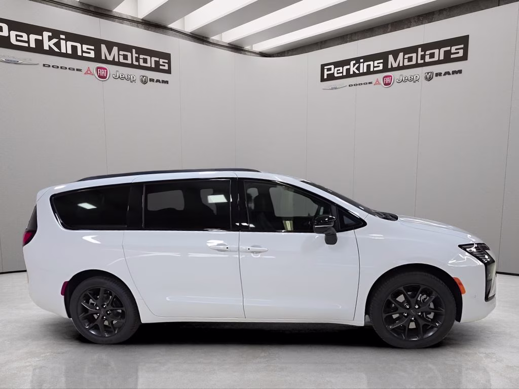 2027 Bright White Clearcoat Chrysler Pacifica Limited AWD Van