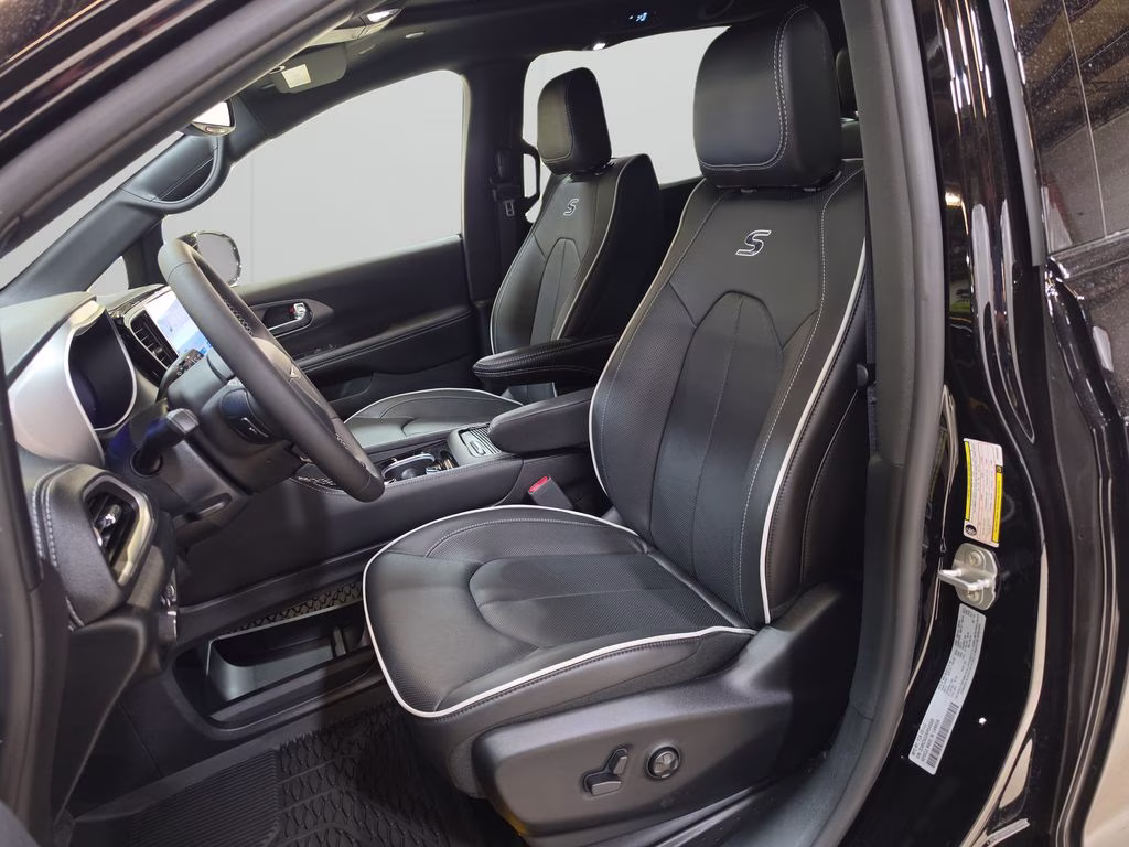2027 Diamond Black Crystal Pearlcoat Chrysler Pacifica Limited AWD Van