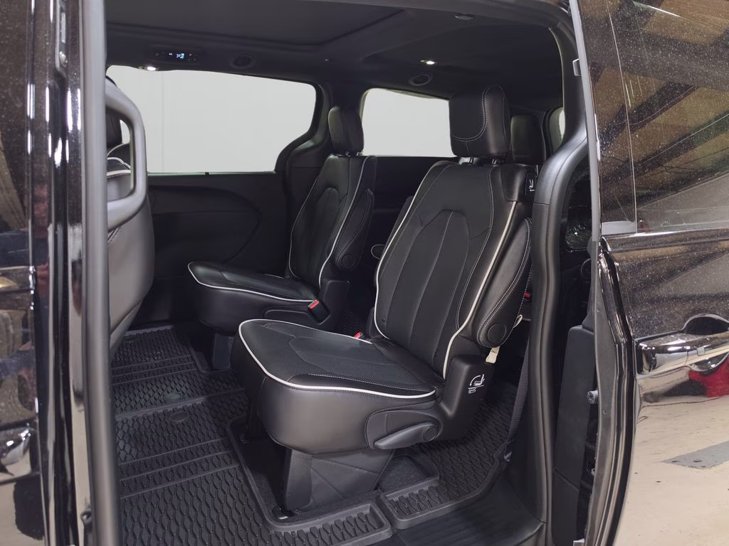2027 Diamond Black Crystal Pearlcoat Chrysler Pacifica Limited AWD Van