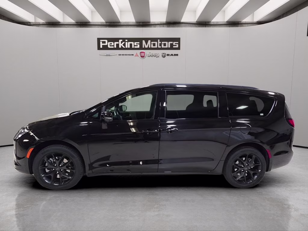 2027 Diamond Black Crystal Pearlcoat Chrysler Pacifica Limited AWD Van