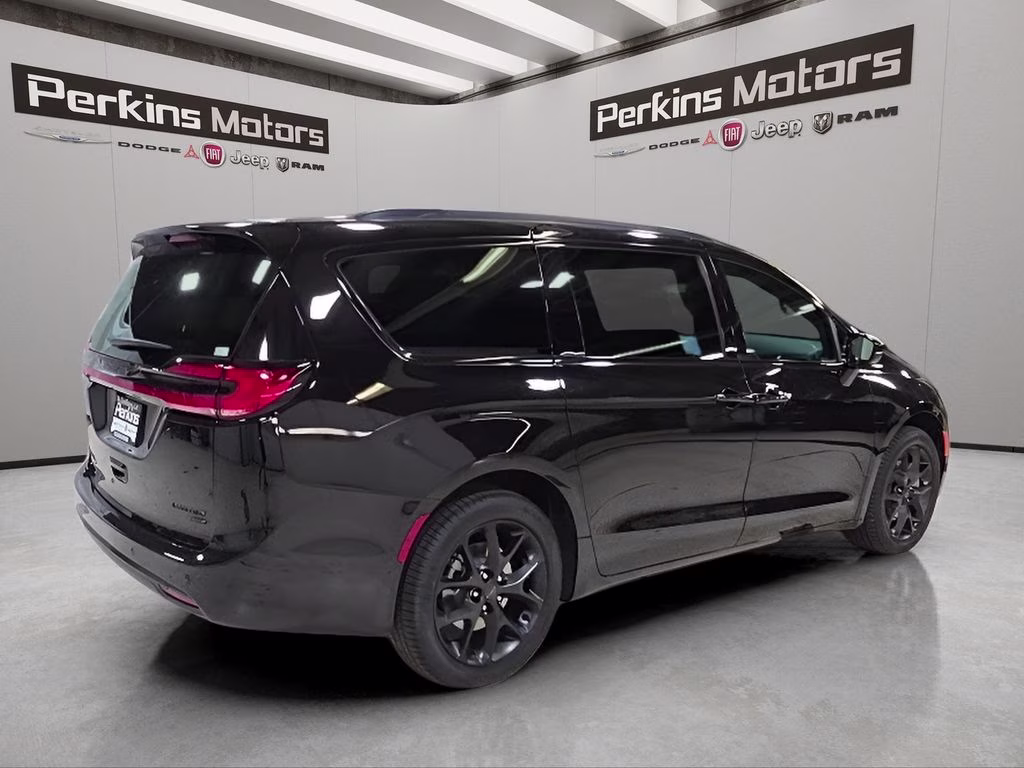 2027 Diamond Black Crystal Pearlcoat Chrysler Pacifica Limited AWD Van