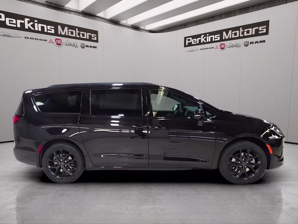 2027 Diamond Black Crystal Pearlcoat Chrysler Pacifica Limited AWD Van