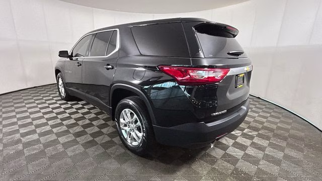 2020 Mosaic Black Metallic Chevrolet Traverse LS FWD SUV
