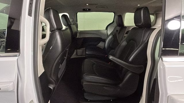2024 Bright White Clearcoat Chrysler Pacifica Hybrid Select FWD Van