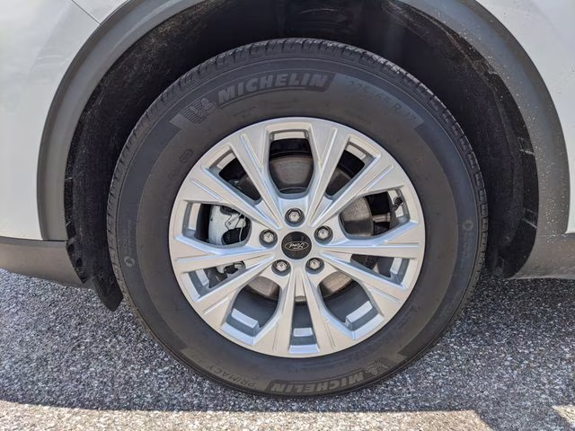 2024 Oxford White Ford Escape Active FWD SUV