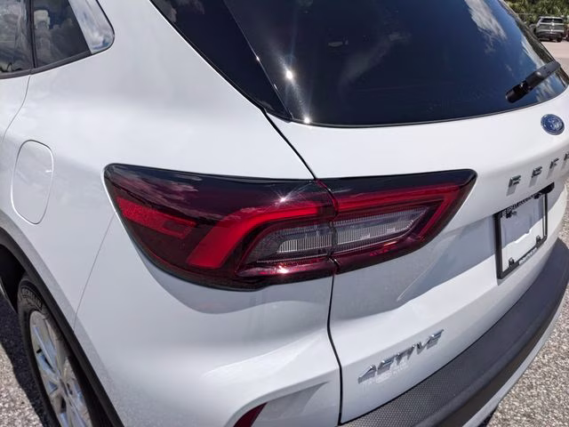 2024 Oxford White Ford Escape Active FWD SUV