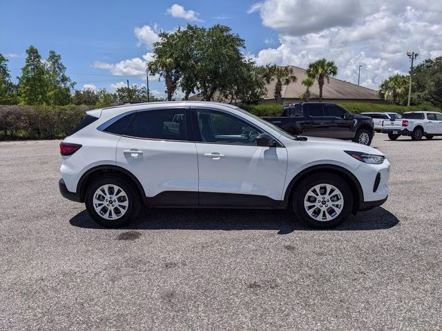 2024 Oxford White Ford Escape Active FWD SUV