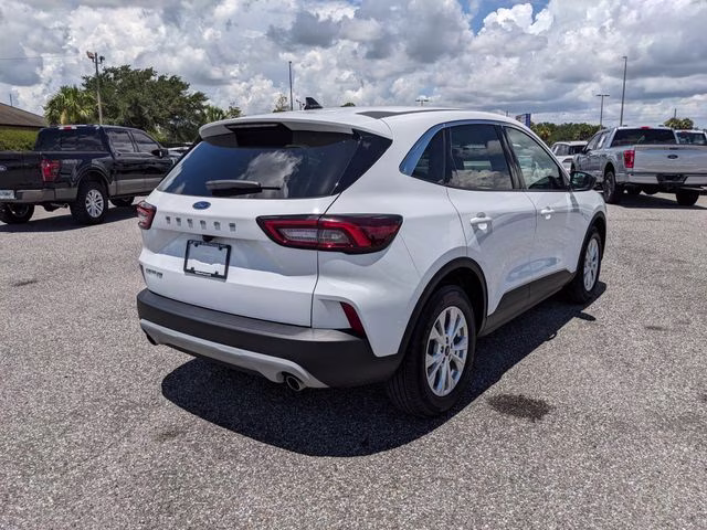 2024 Oxford White Ford Escape Active FWD SUV