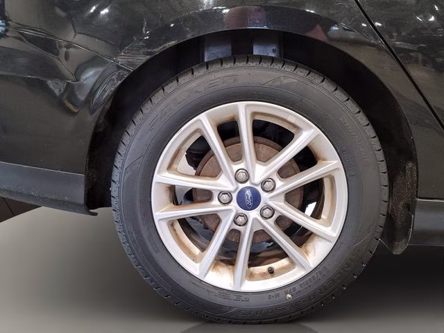 2015 Tuxedo Black Ford Focus SE FWD Sedan