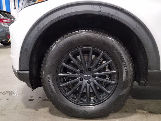 2020 Star White Metallic Tri-Coat Ford Explorer XLT 4X4 SUV