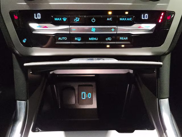 2020 Star White Metallic Tri-Coat Ford Explorer XLT 4X4 SUV