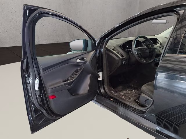 2015 Tuxedo Black Ford Focus SE FWD Sedan