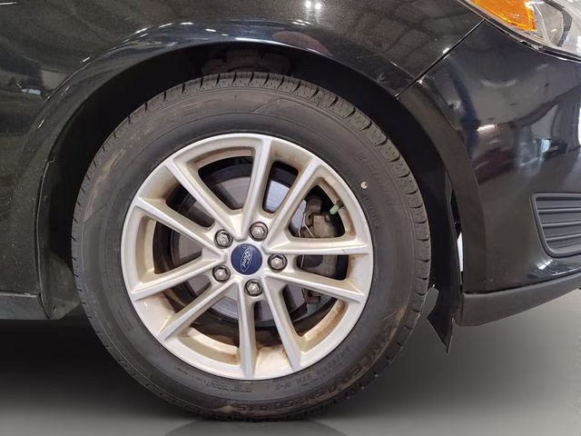 2015 Tuxedo Black Ford Focus SE FWD Sedan