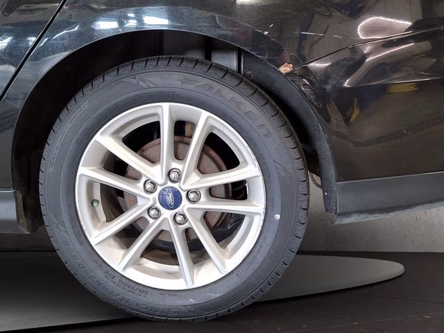 2015 Tuxedo Black Ford Focus SE FWD Sedan