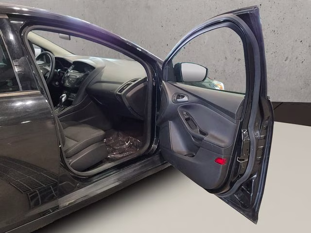 2015 Tuxedo Black Ford Focus SE FWD Sedan