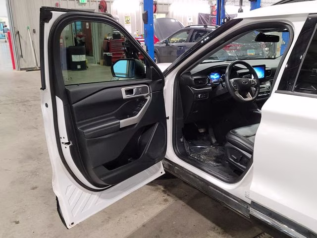 2020 Star White Metallic Tri-Coat Ford Explorer XLT 4X4 SUV