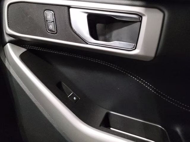2020 Star White Metallic Tri-Coat Ford Explorer XLT 4X4 SUV