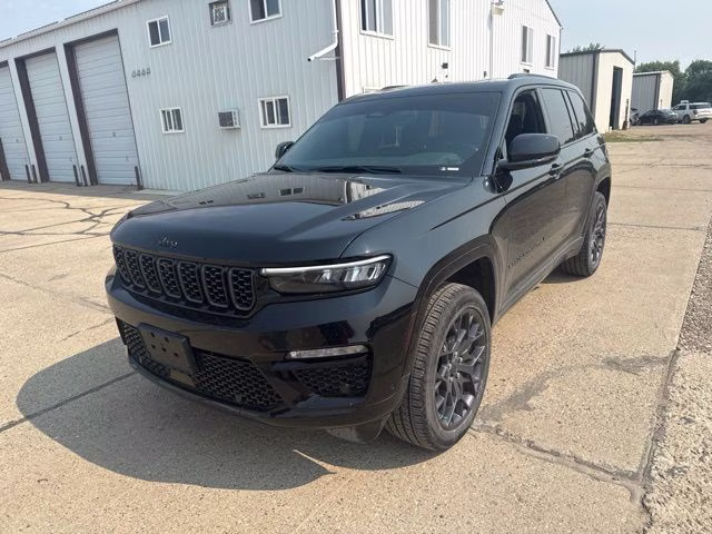 2025 Diamond Black Crystal Pearlcoat Jeep Grand Cherokee Summit Reserve 4X4 SUV