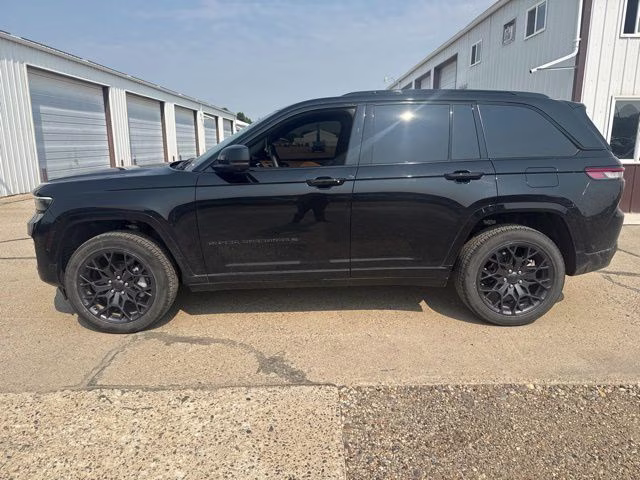 2025 Diamond Black Crystal Pearlcoat Jeep Grand Cherokee Summit Reserve 4X4 SUV