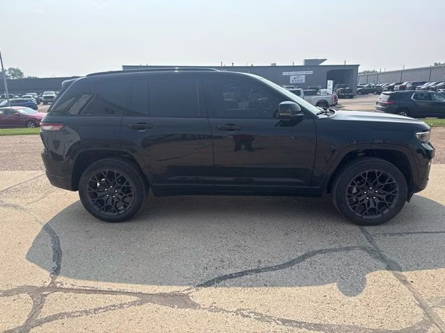 2025 Diamond Black Crystal Pearlcoat Jeep Grand Cherokee Summit Reserve 4X4 SUV