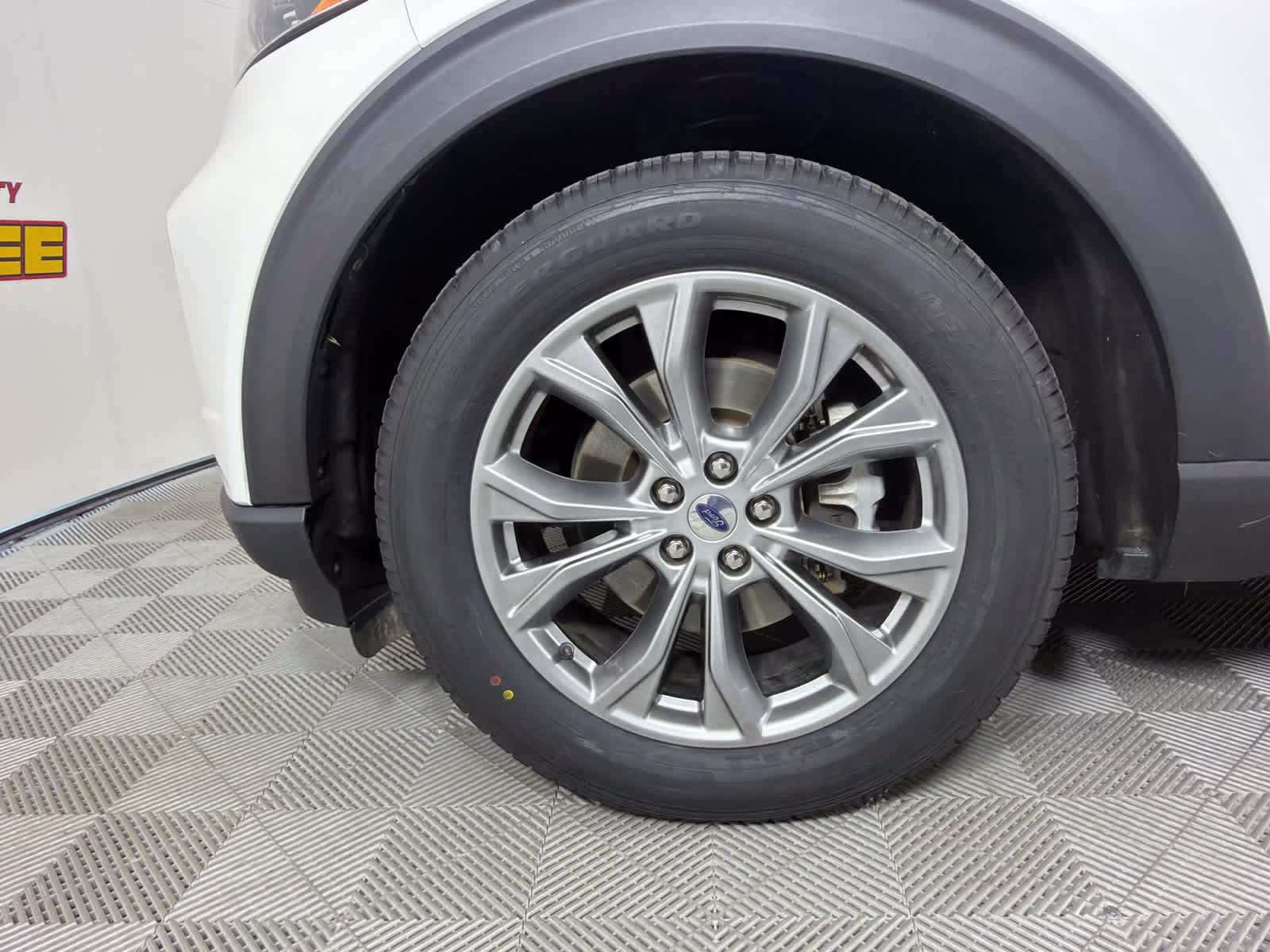 2022 Star White Metallic Tri-Coat Ford Explorer XLT RWD SUV