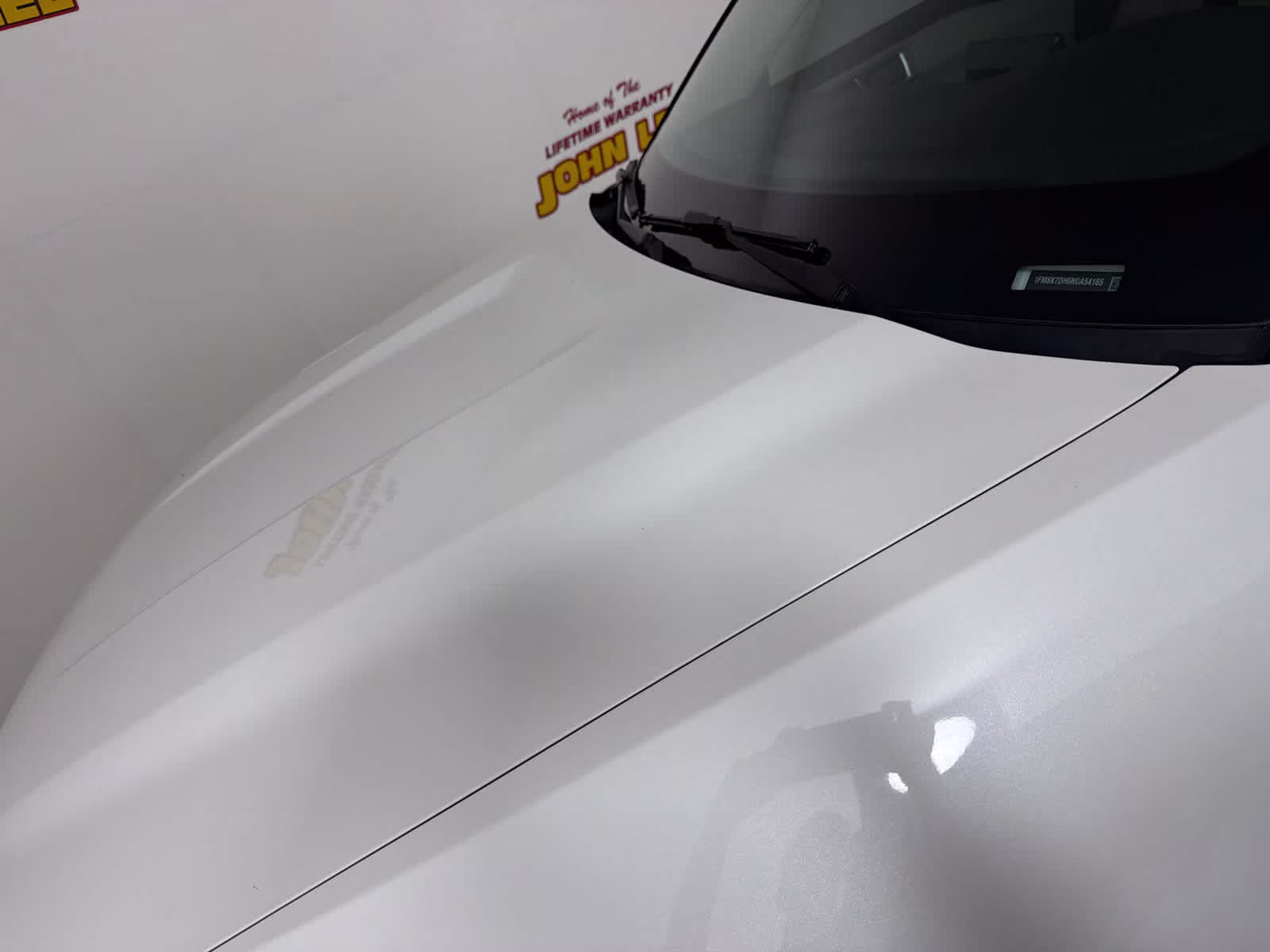2022 Star White Metallic Tri-Coat Ford Explorer XLT RWD SUV