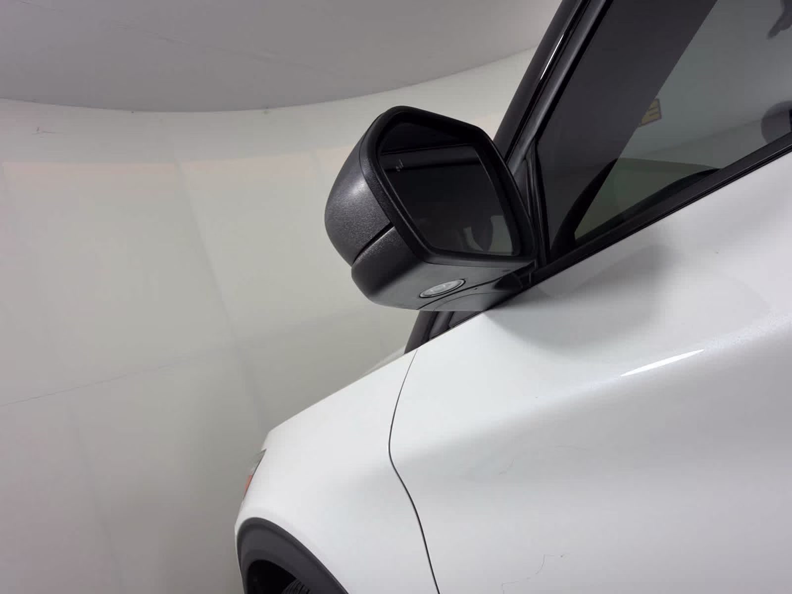 2022 Star White Metallic Tri-Coat Ford Explorer XLT RWD SUV