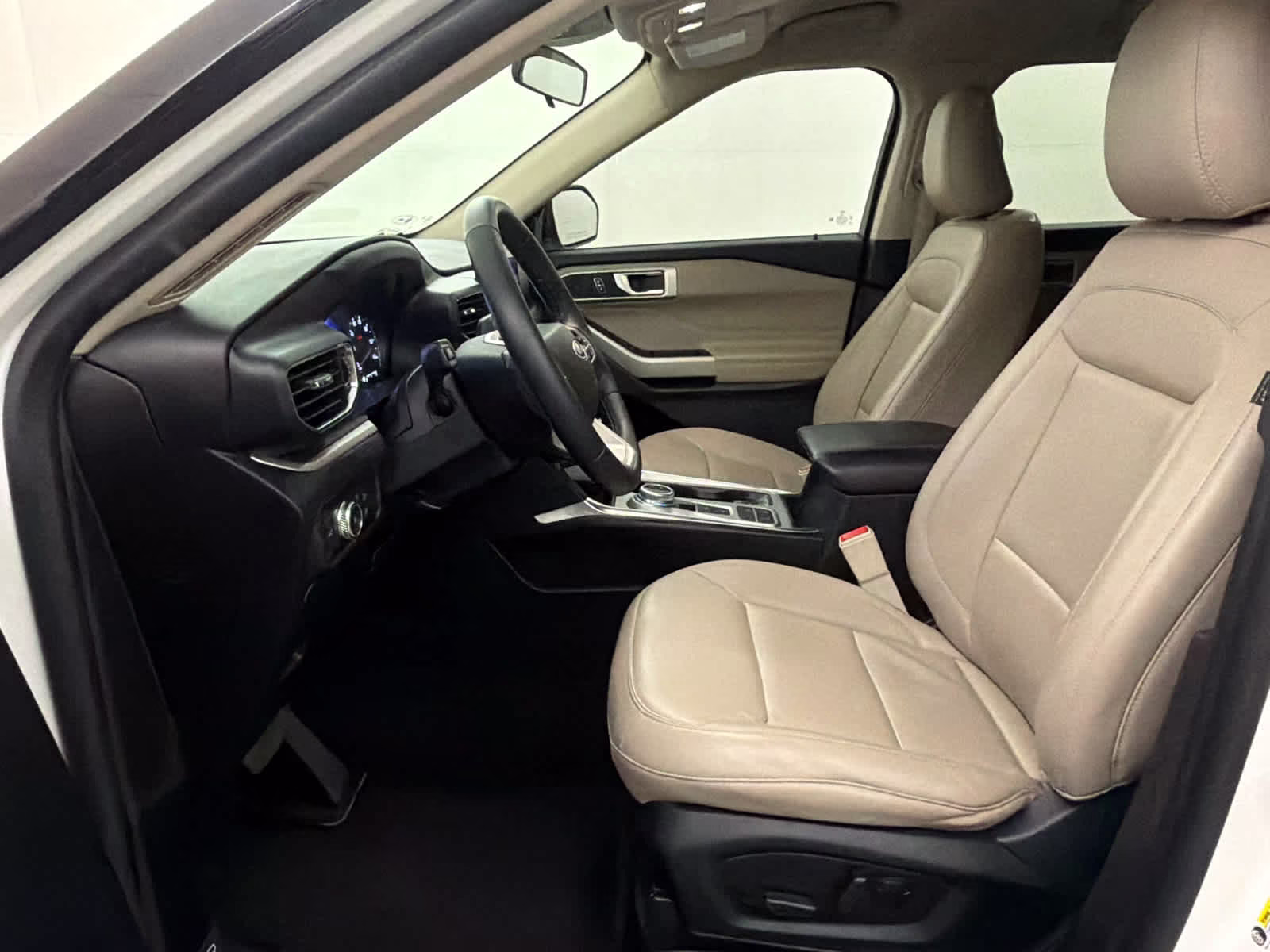2022 Star White Metallic Tri-Coat Ford Explorer XLT RWD SUV