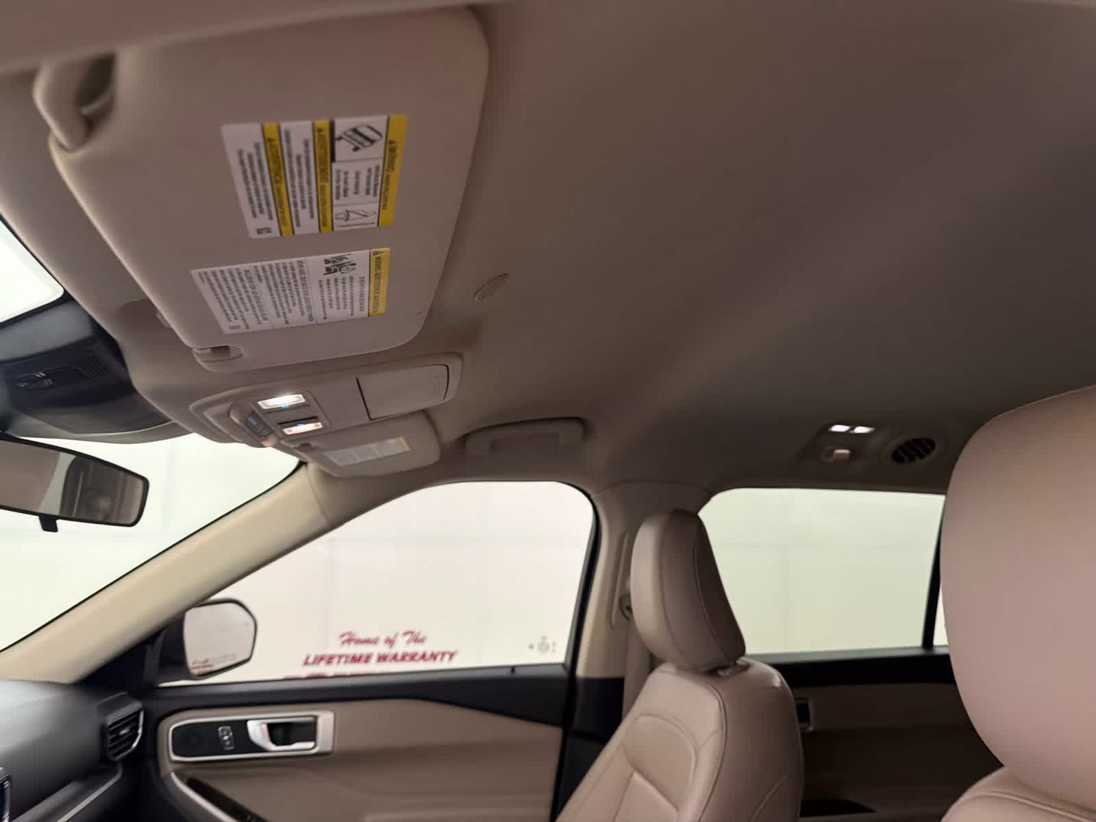 2022 Star White Metallic Tri-Coat Ford Explorer XLT RWD SUV