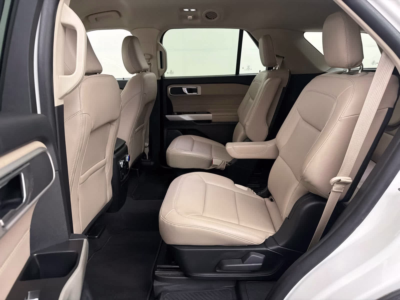 2022 Star White Metallic Tri-Coat Ford Explorer XLT RWD SUV