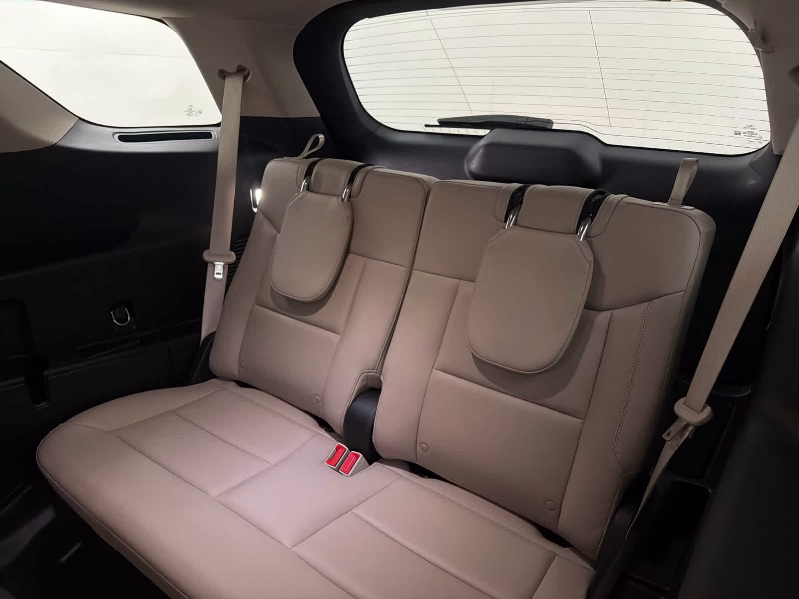 2022 Star White Metallic Tri-Coat Ford Explorer XLT RWD SUV