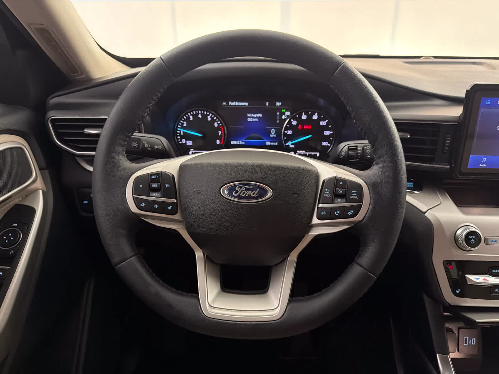 2022 Star White Metallic Tri-Coat Ford Explorer XLT RWD SUV