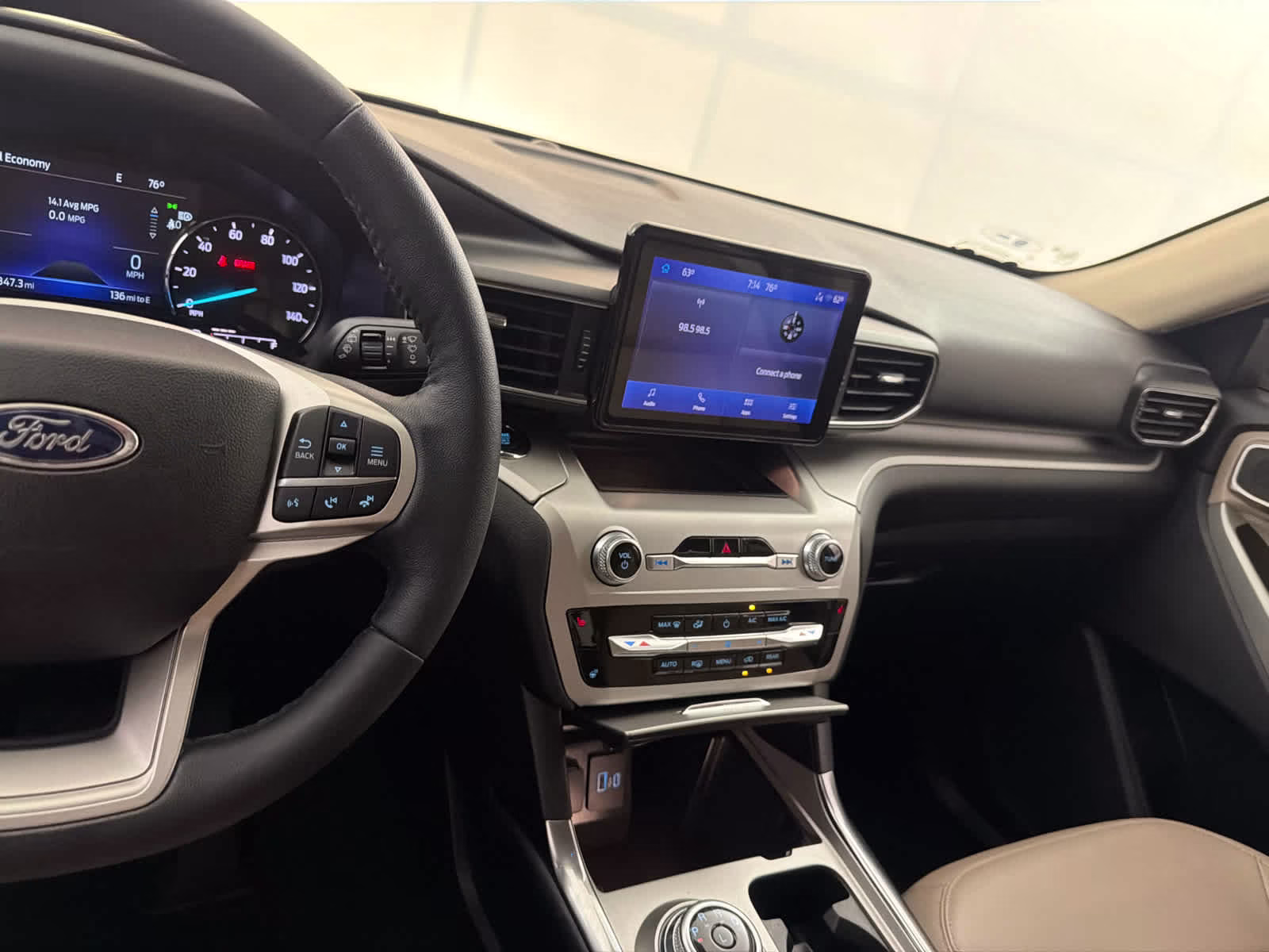 2022 Star White Metallic Tri-Coat Ford Explorer XLT RWD SUV