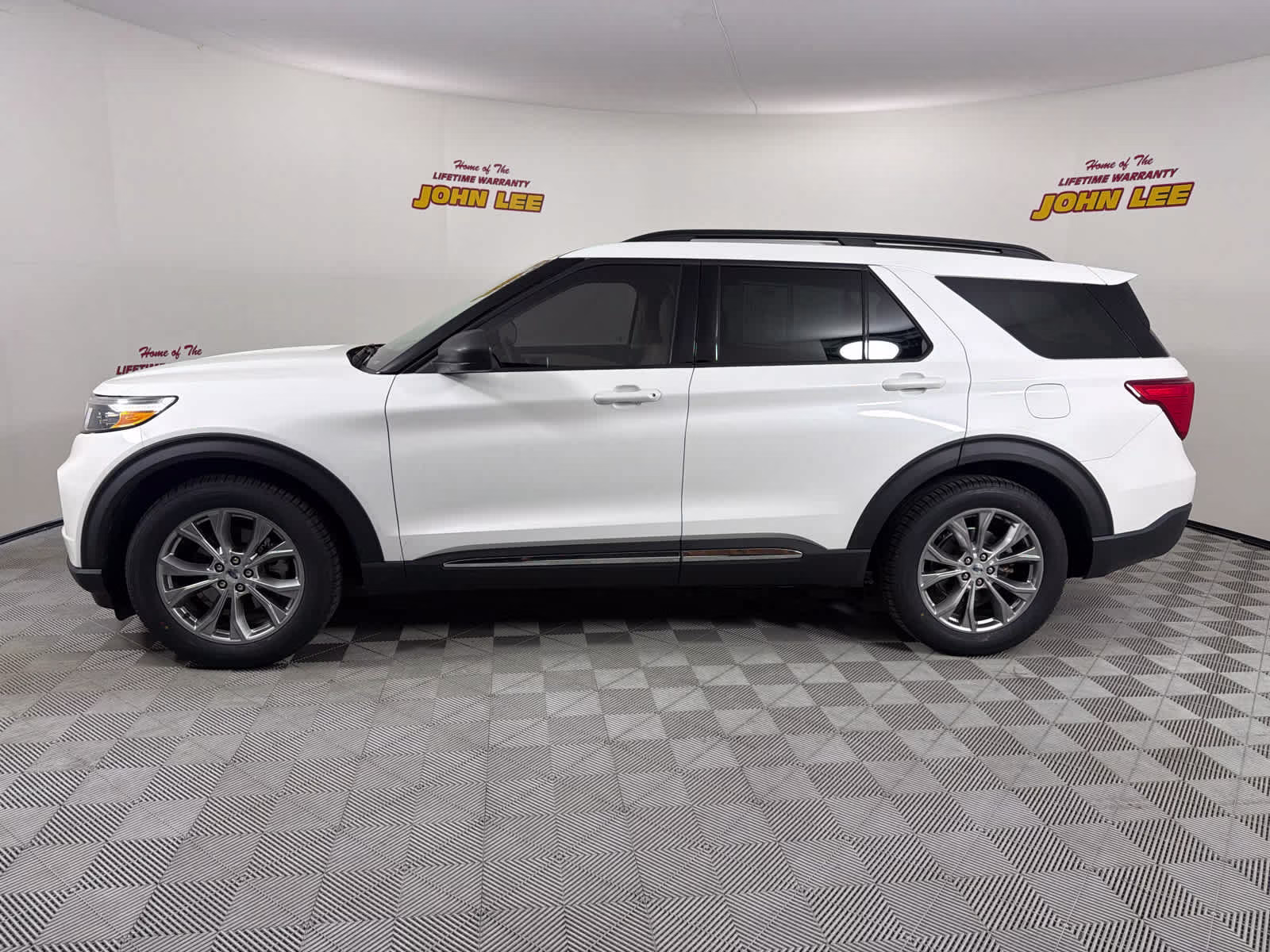 2022 Star White Metallic Tri-Coat Ford Explorer XLT RWD SUV