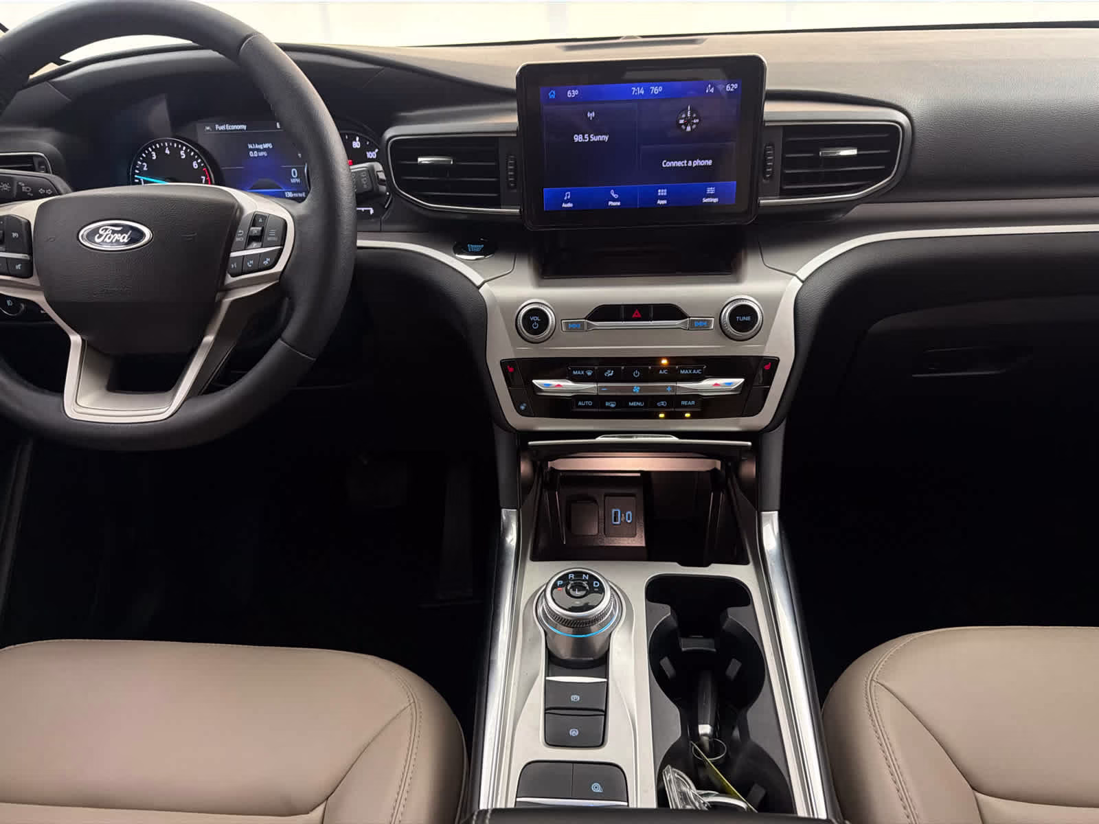2022 Star White Metallic Tri-Coat Ford Explorer XLT RWD SUV
