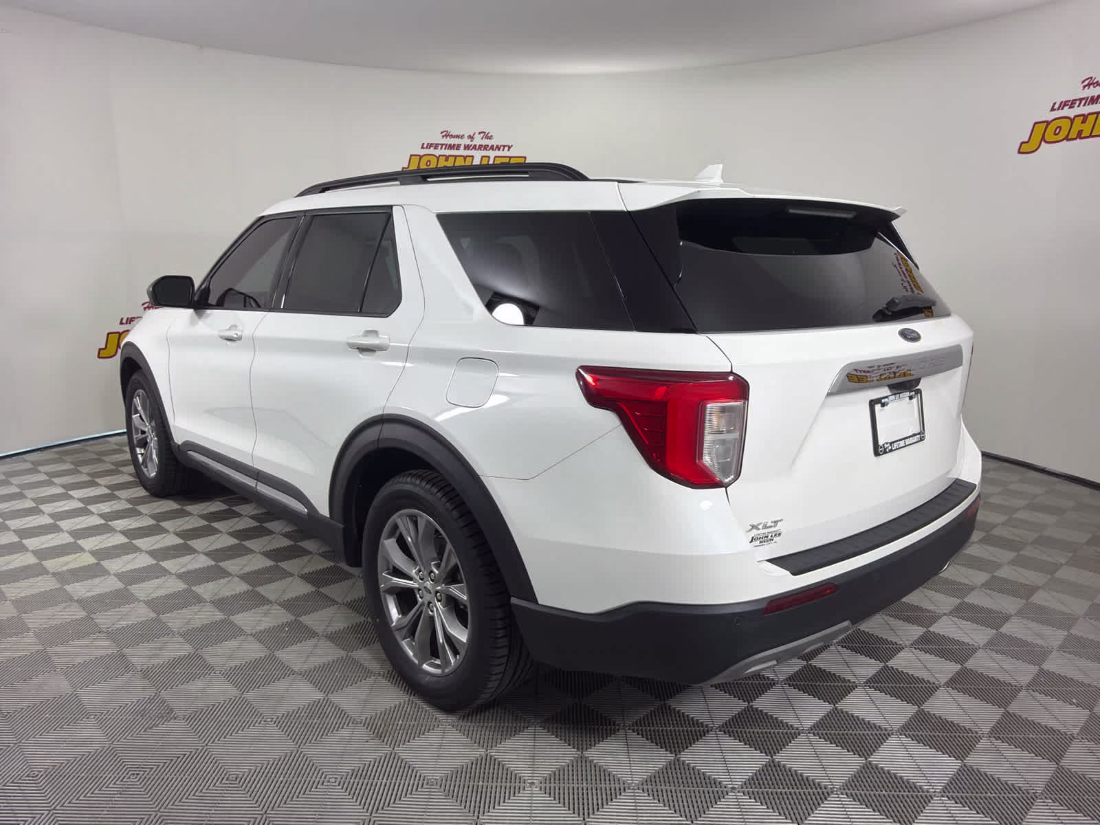 2022 Star White Metallic Tri-Coat Ford Explorer XLT RWD SUV