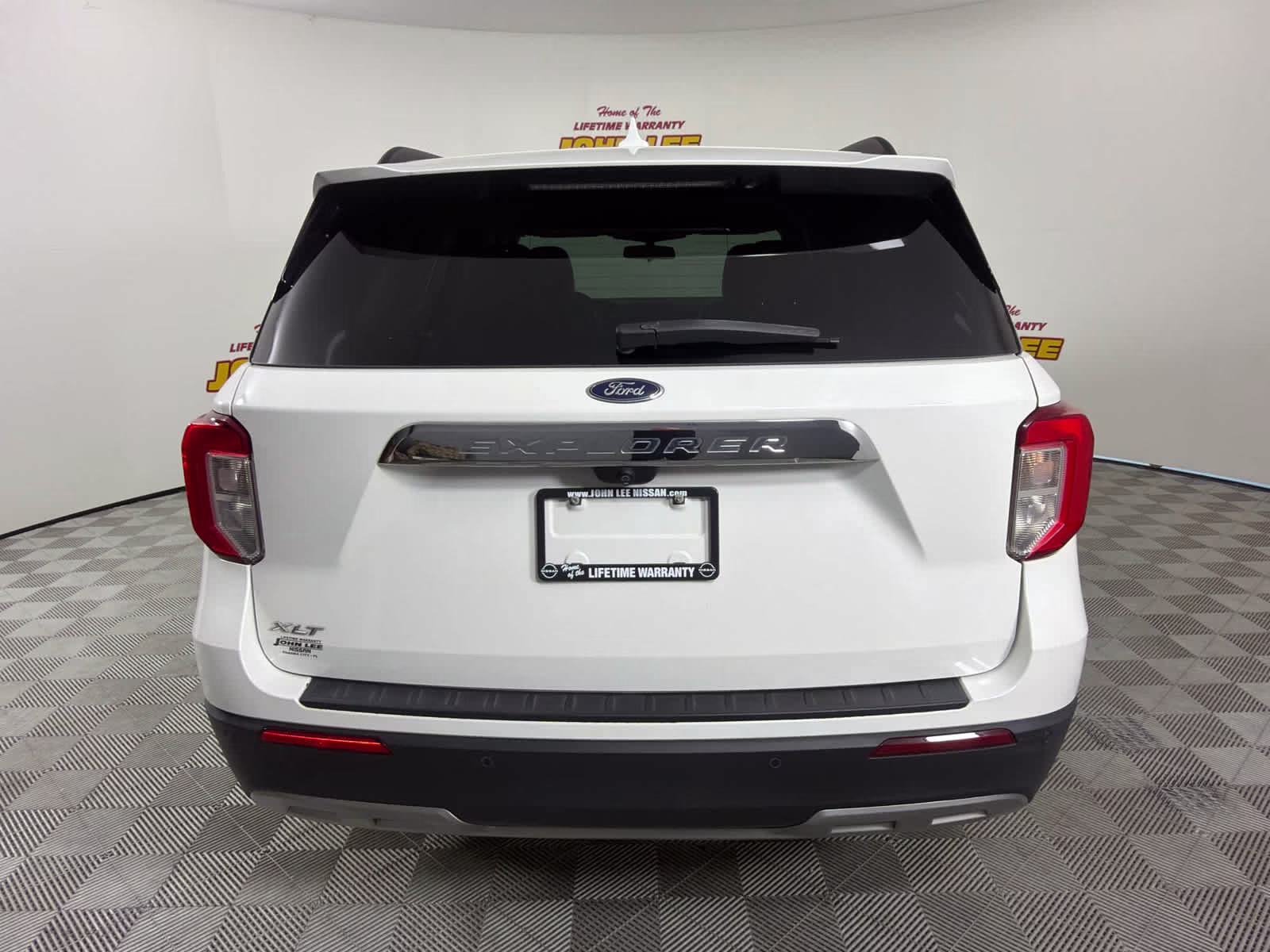 2022 Star White Metallic Tri-Coat Ford Explorer XLT RWD SUV