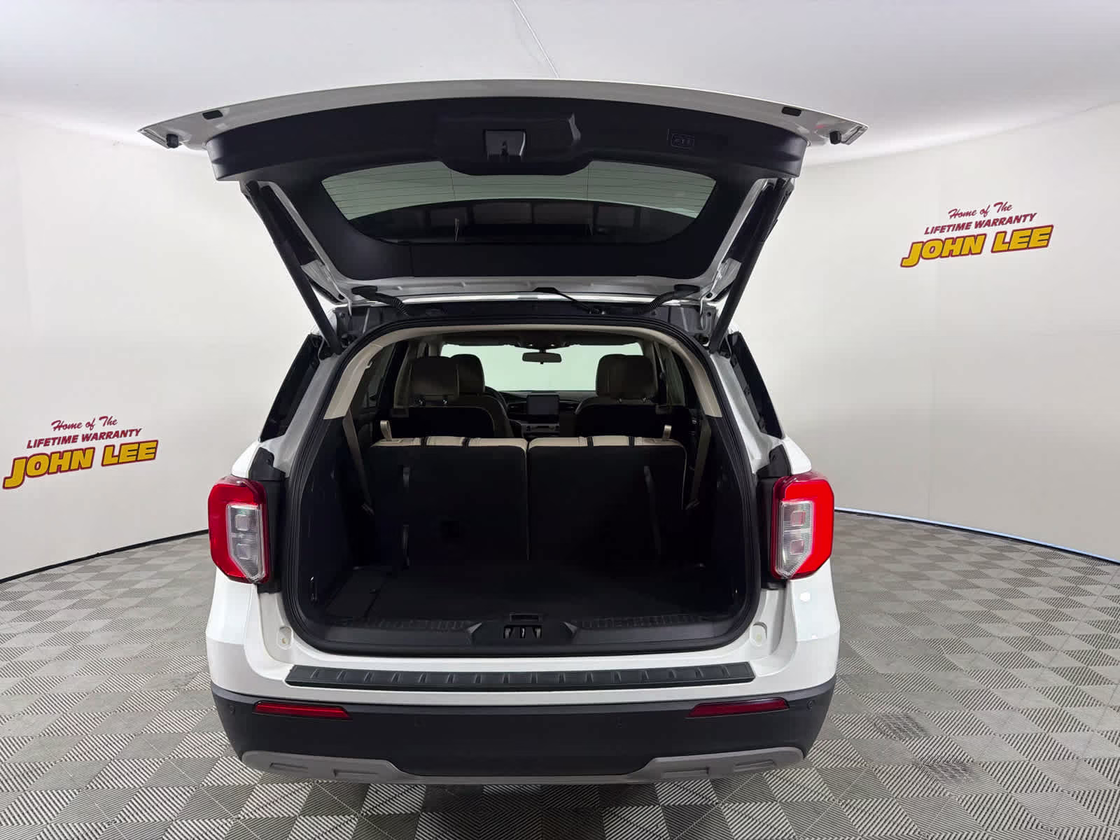 2022 Star White Metallic Tri-Coat Ford Explorer XLT RWD SUV
