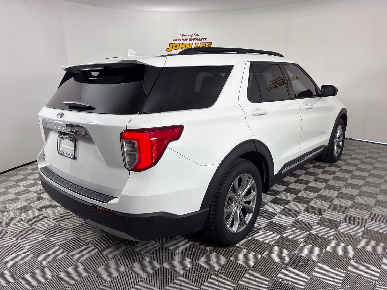 2022 Star White Metallic Tri-Coat Ford Explorer XLT RWD SUV