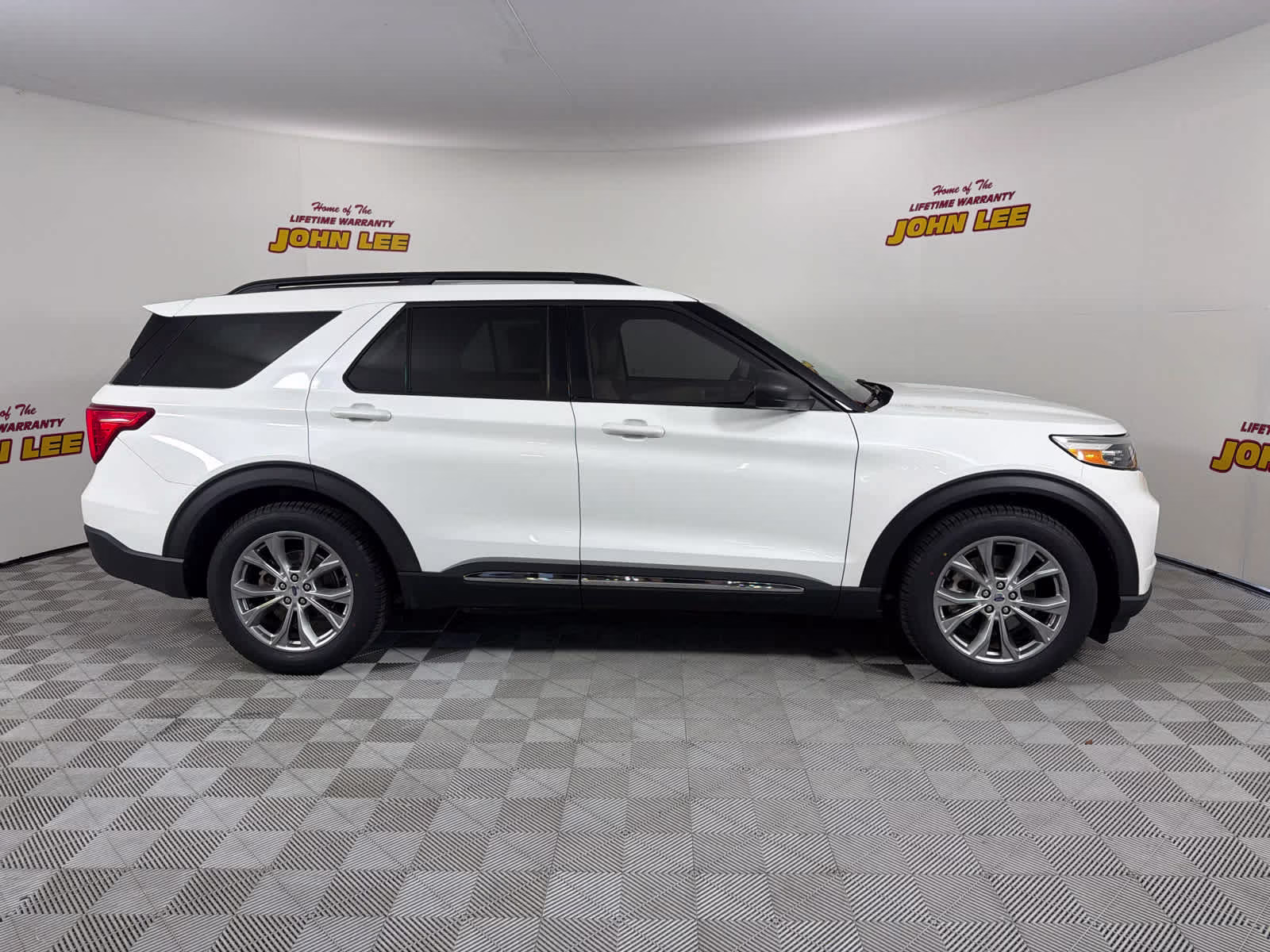 2022 Star White Metallic Tri-Coat Ford Explorer XLT RWD SUV