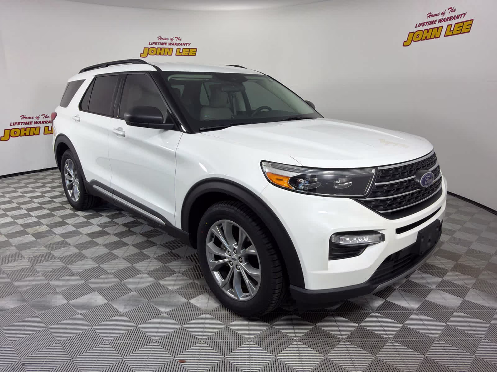 2022 Star White Metallic Tri-Coat Ford Explorer XLT RWD SUV