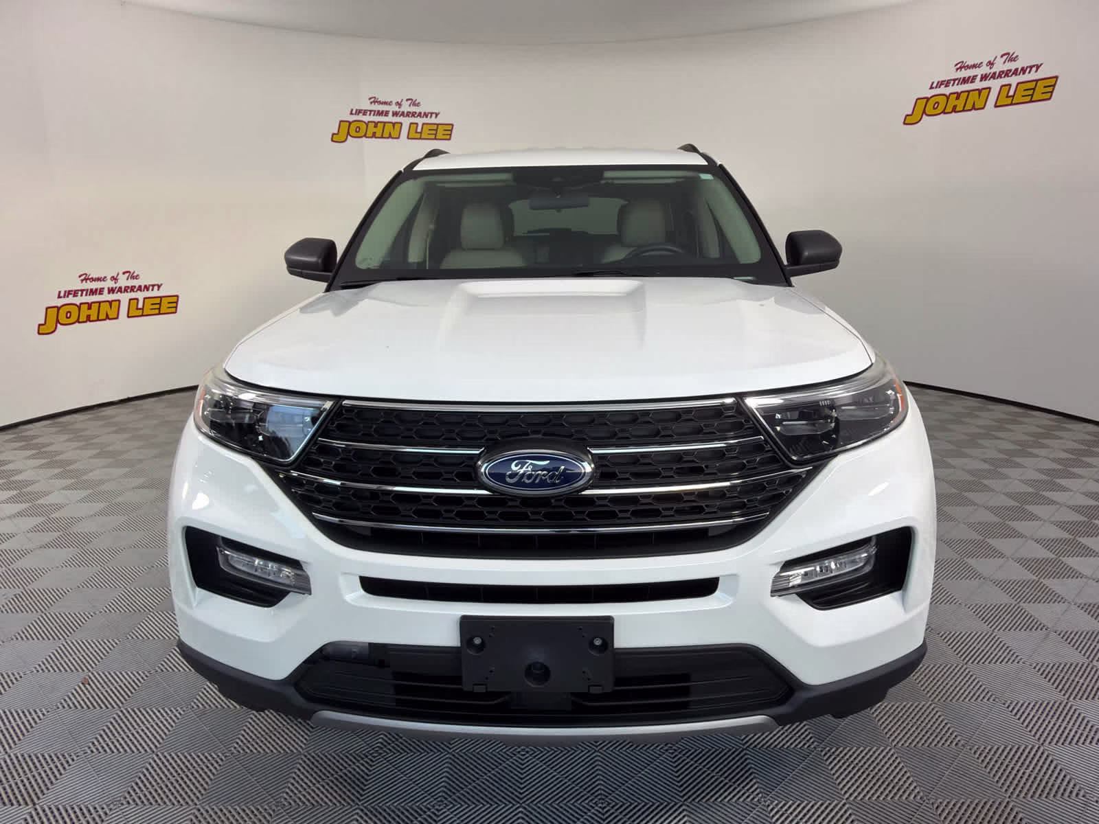 2022 Star White Metallic Tri-Coat Ford Explorer XLT RWD SUV